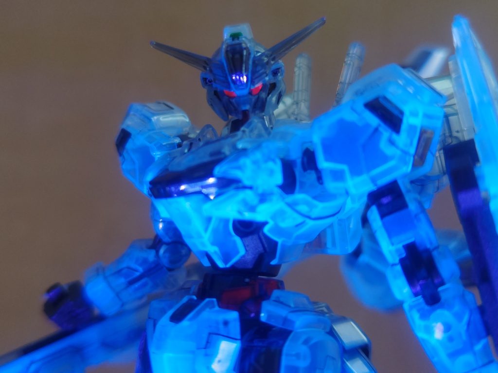 ブラックライト当てるとクリアーパーツが青く光って幻想的になりました