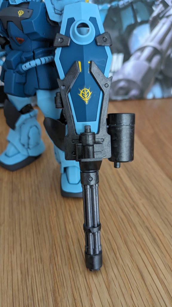 盾のガトリングを付けたら見えなくなってしまった。ノリで付けたので全然確認しなかった。ガトリングは、黒鉄と焼鉄の2色で塗り分け。（わかりにくい）