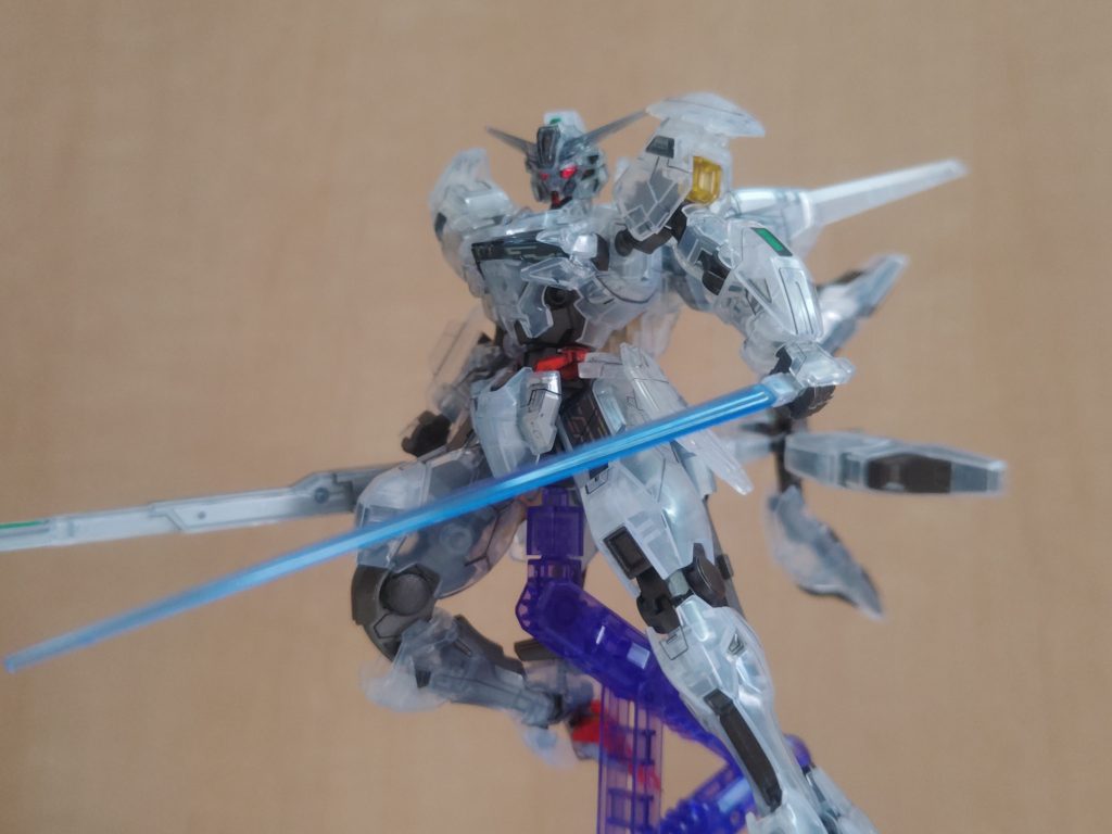 目は赤のデカールがついてたのでなんとなく赤にしました