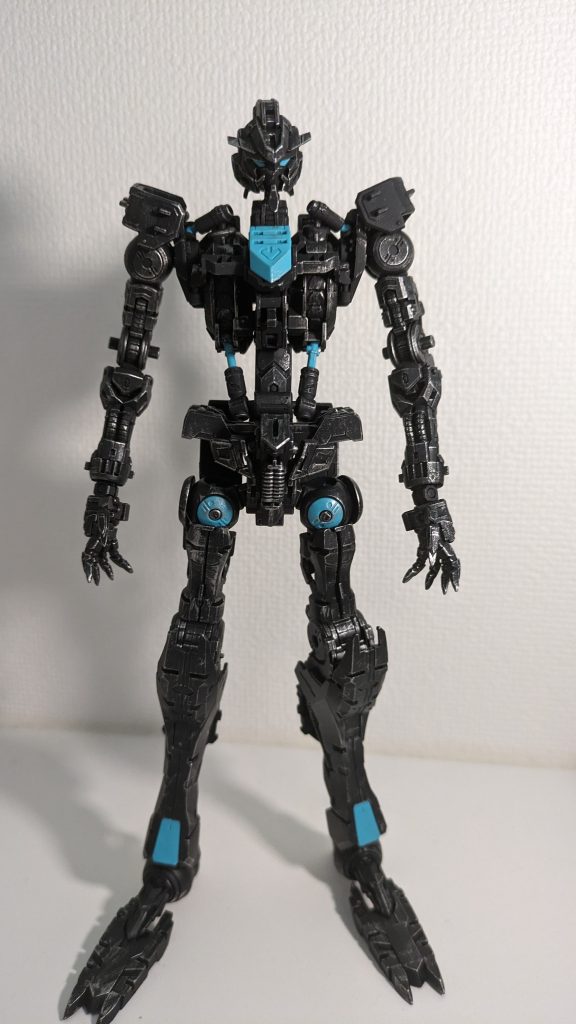 こちらの動画を観て参考にさせて頂き、ガンダムフレームのみドライブラシを行いました。エコプラだったので、そのままつや消し吹くだけカッコよくなるなと思っており。工作はなしと考えましたが、動画中のフレームにドライブラシを実施していることろが好みだったので、参考にさせて頂きました。もう少し塗ってもよかったかな。