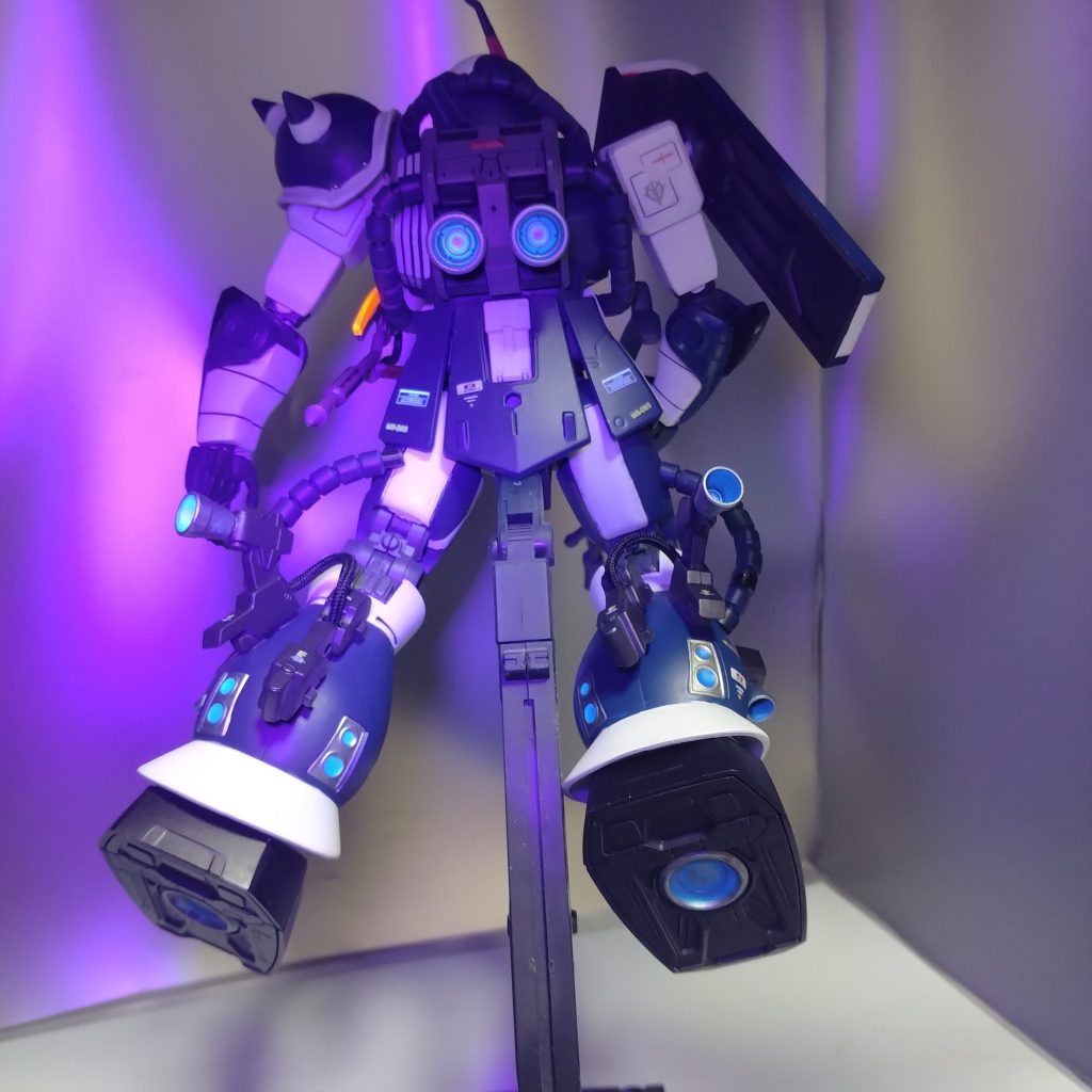 ブラックライトで照らすとなかなか格好良くないですか？（笑）