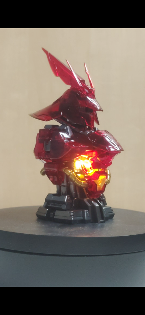 腹も光らせてみました。クリアーパーツなのでめちゃくちゃ透けますね