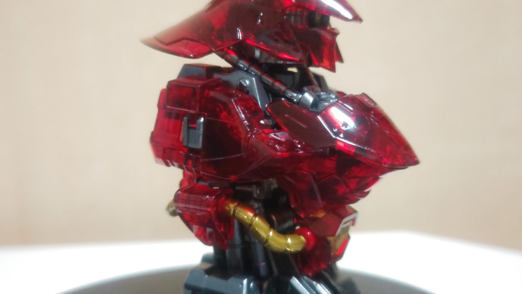 左からのショットスターブライトアイアンにゴールド共にいい色です。クリアーレッドと完璧にマッチしてる