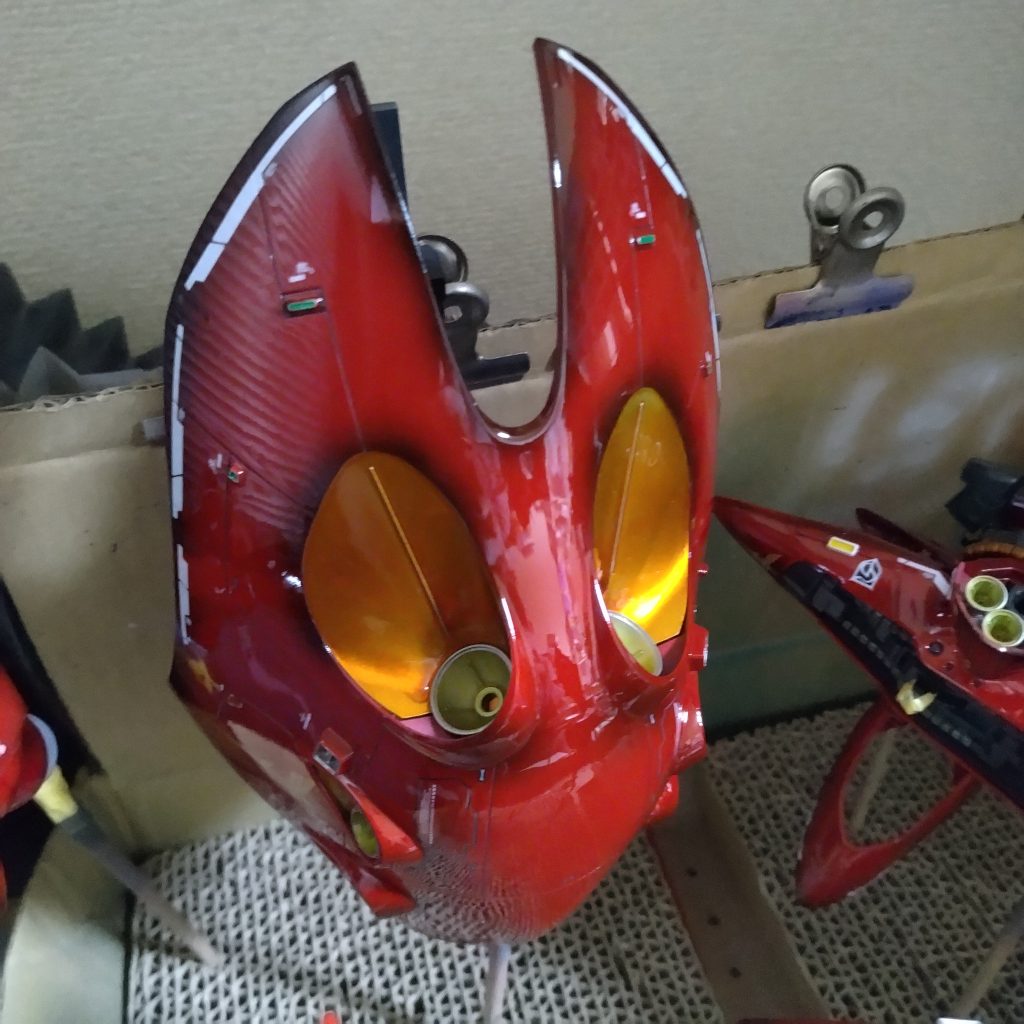 墨入れをしてからデカールを貼り、仕上げの光沢スーパークリアを吹かした状態です!