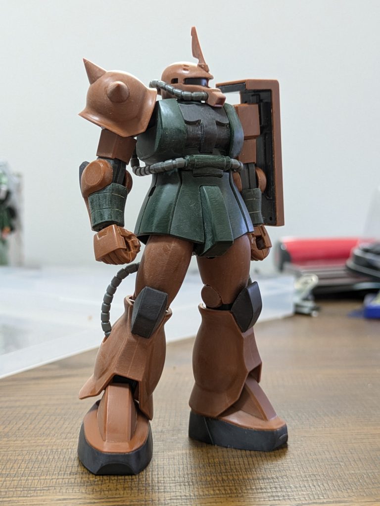 ザクマシンガンを構えると左肩にシールドだろと思って入替えてます。腰の突き出しどうですか?