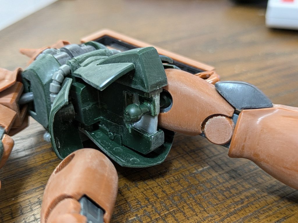 足長加工です。太ももの付け根のクリアランスを考慮してプラ板に接着しています。