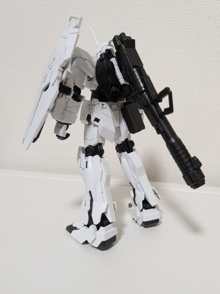 背面後ろ姿は少し寂しさがありますが、ユニコーン状態の無機質さを出したくてデカールはやめました。