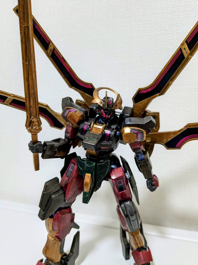 正面。不動明王の剣をガーディアンシース状態で持たせるか迷いましたが、ビットステイヴを光背のように見せたくてむき出しのサーベルにしました。