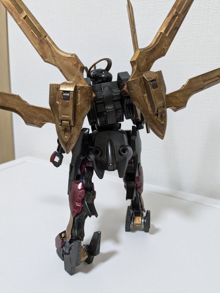 背面。不動明王の肌は青く表現される事が多いので関節部を青く塗装しています。