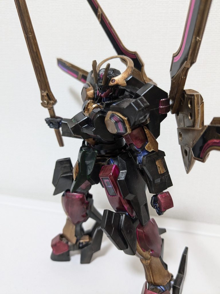 側面。装甲の赤紫に塗装した部分がパーメットの色合いとあっている気がします。