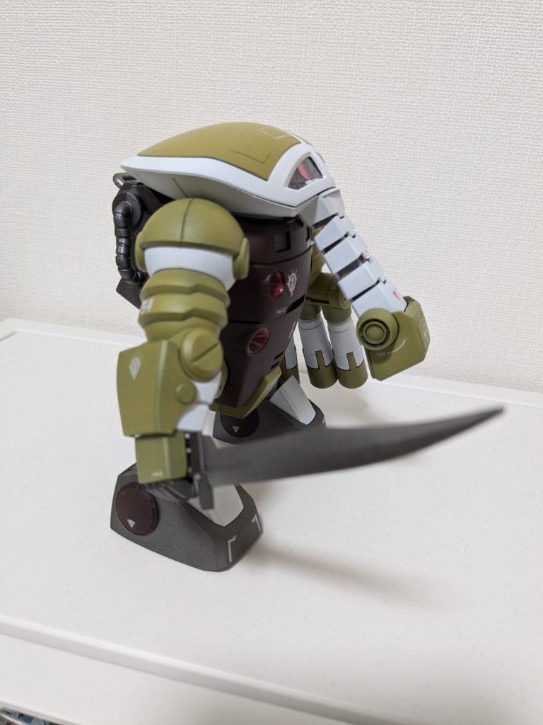 腕部分や胴体はがっつり合わせ目が発生するので段落ち処理にしました。下の白い接続部は接着してメリハリをつけてみました。