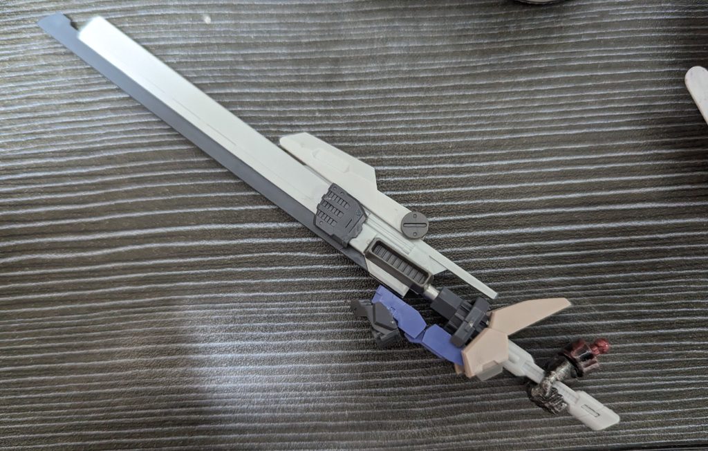 ガンブレードを作成したのは、この辺りある程度塗装を終わらせた工程から。それまで全く思い浮かばなく、Xのフォロワーさん達に意見聞いてもらい、作成に至れました。ありがとうございます🙏