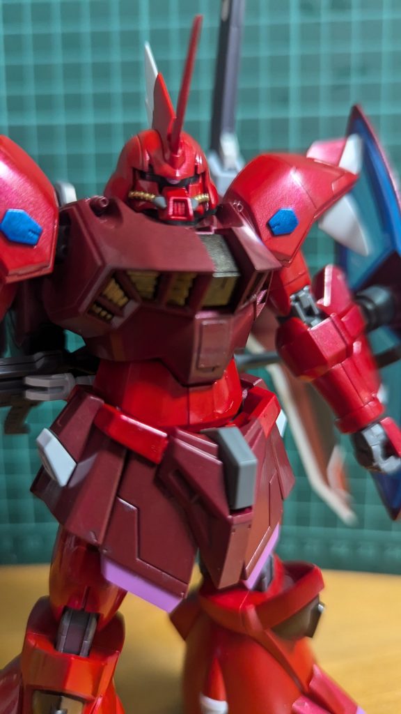 顔がイケメンです。肩の青がアクセントです✨