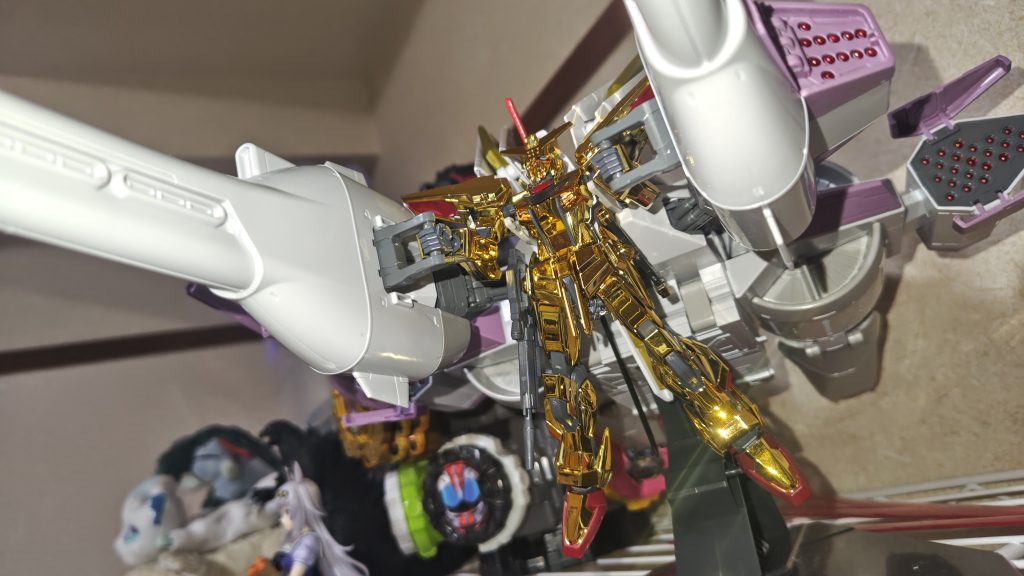 何の処理も塗装もしてないのでただ組み合わせたものをネットに残したかっただけですこの為にオプションパーツのバックパック変換ジョイント買ったのにスペース的にランナーで接続させました…