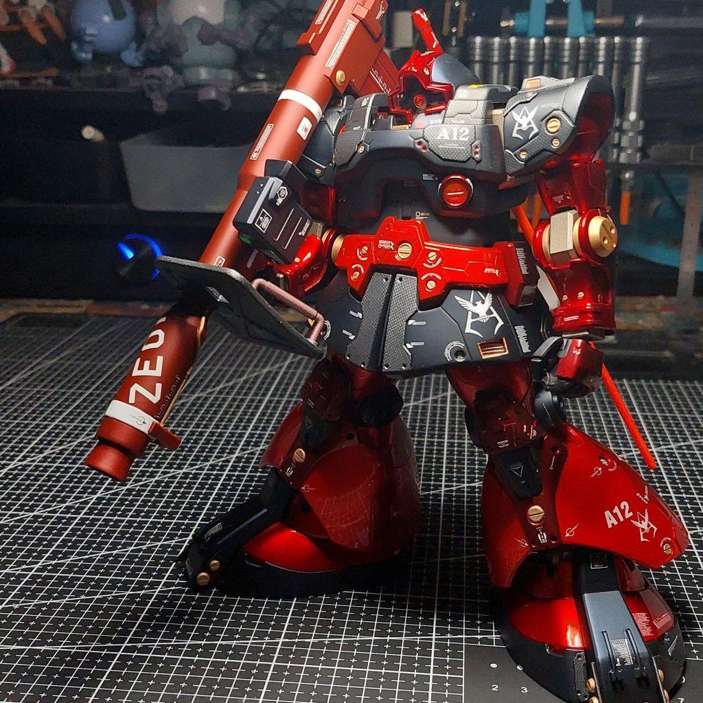 少し追加装甲ディテールを追加してカーボン塗装を施しました。全体の赤系塗装をキャンディー塗装にしたく、あえて細かなディテールアップを我慢しました。全体の印象をボテッとなるようにデカールの段差を無くすために中研ぎを何度か行い何度も重ねてヌルッとした表面にしました。