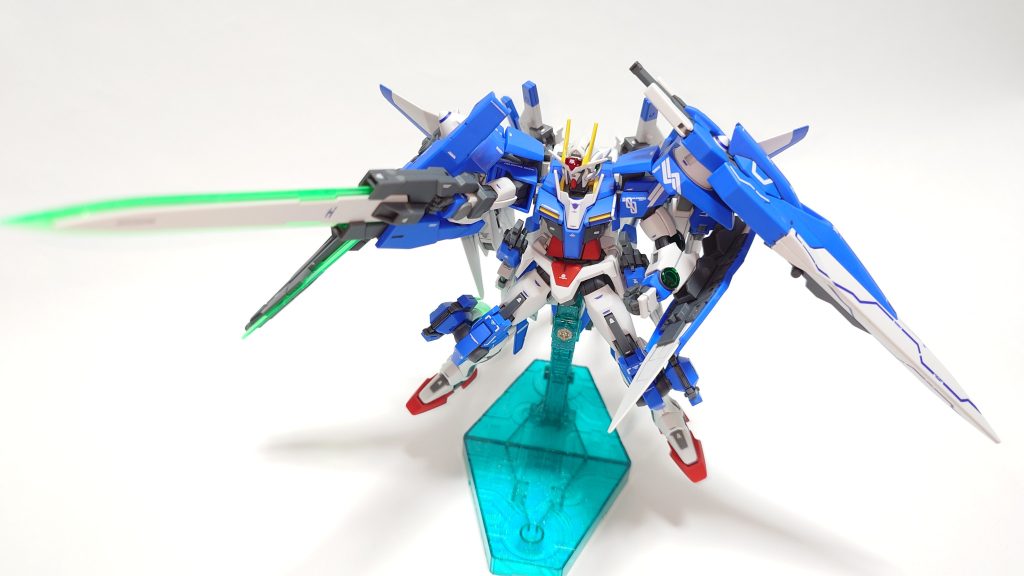 ダブルオーザンライザートゥエルブソード/G全部載せてみましたが、流石に重すぎてまともに動かせませんでした。RGと比べてスリムなデザインなのがいいですね。関節をガシガシ動かせるのも良いポイント。武装が個性的で作っていて楽しかったです。