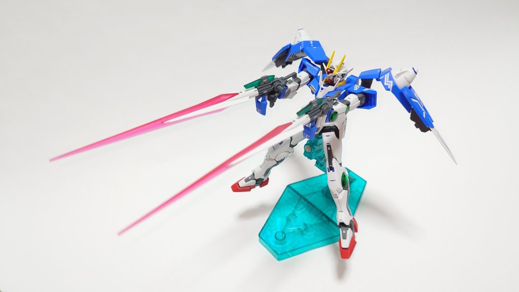 ダブルオーガンダムGNソードⅡのエフェクトはかなり長いので迫力があります。