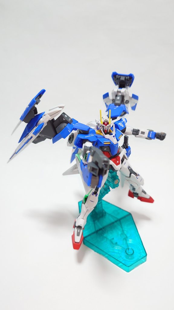 ダブルオーライザー(粒子貯蔵タンク型)ドライブの軸の可動範囲がかなり広いのでポーズがつけやすいです。