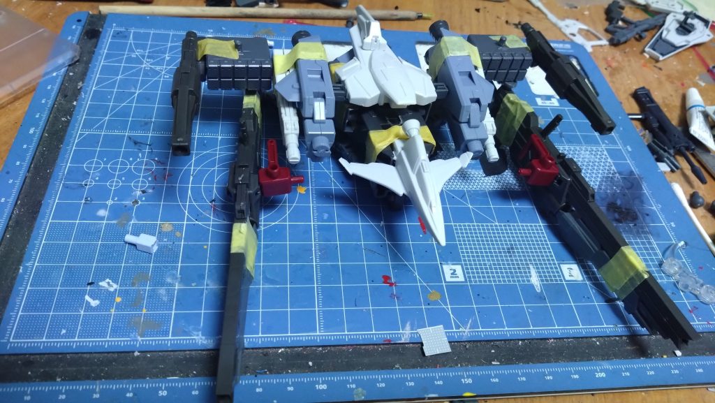 未塗装のメテオシルエットアームユニットのグリップ、ミサイルポッド等は後から接着しています