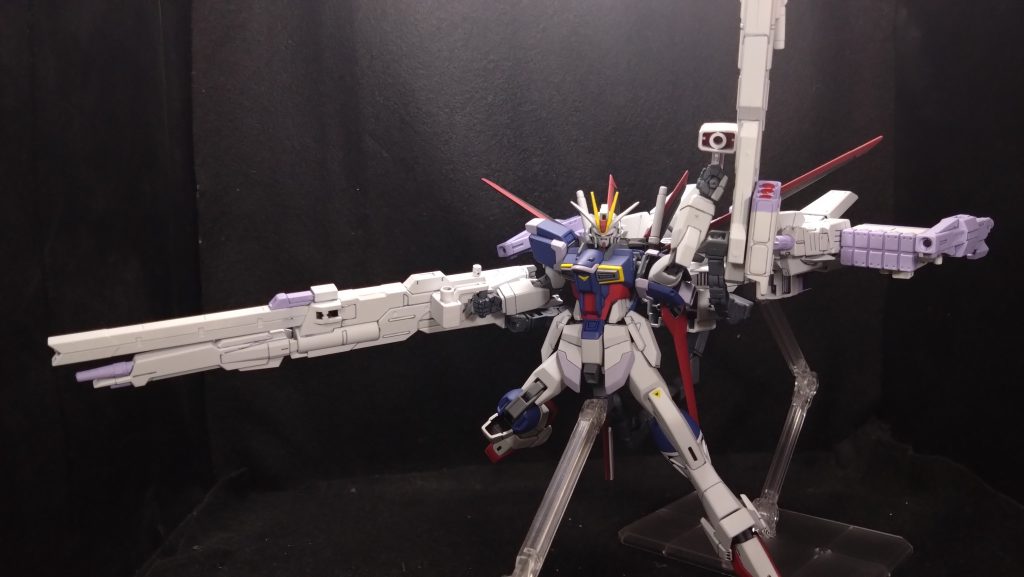 うまくやればアームの振り上げも可能キャノンの銃口部にビームサーベル刃も接続できますが撮影ブースに入り切らなかったのでやむなく断念…