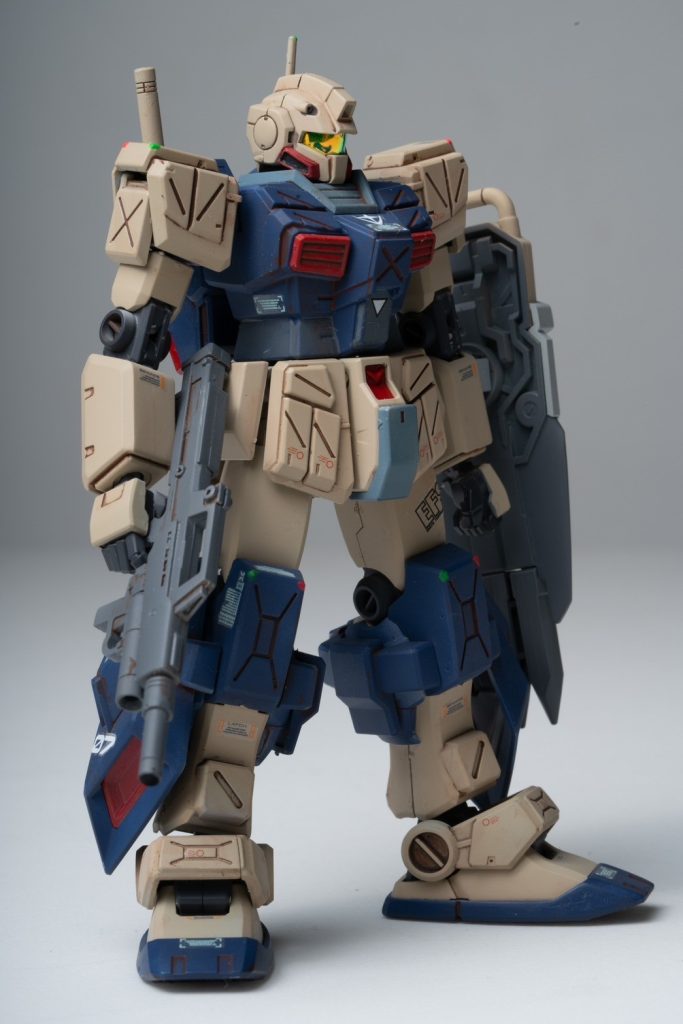 ベース機はジムストライカーを下敷きにして製作しましたが後期生産型の現地改修機体というコンセプトです。一年戦争末期から終戦後に地上でのジオン残党掃討作戦において撤退するジオンMS部隊への追撃任務を主眼にしているため高い機動力と反撃に対する防御策としてウェブラルアーマーなどの対弾装甲を持ち合わせた特務機であり、また脚部の大出力のスラスターを設けることによりホバーリングによる移動を可能としており想定敵としてドムへの対抗手段としての側面もある機体でもあります。