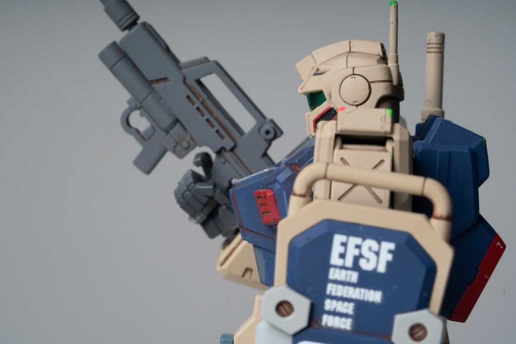 最新型のジム・ライフルも取り回しの優れるショートバレルに試作型のサプレッサー、下部にはアドオンのグレネードランチャーランチャーを追加した特務仕様です。