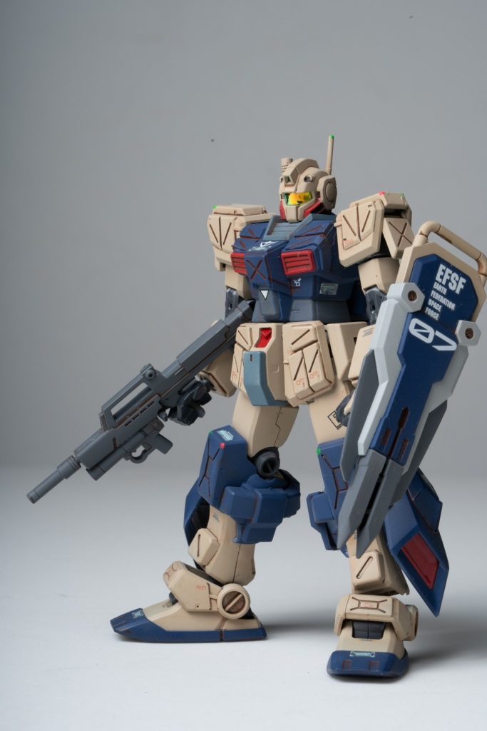 全体の印象としてトリントン配備機のデザートカラーを踏襲しているあたりはジム改を下敷きに製作された名残でもあります。高速での追撃から即交戦の運用想定のため確実に敵MSを無力化するため火力の高いジム・ライフルにストライクシールドを備えるアグレッシブな構成になってます。