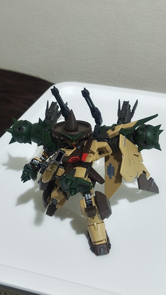 テキーラガンダムの腕と右肩のサボテン要素(トゲ)を控えめにして、代わりにバックパックにトゲを沢山つけてサボテンぽくしてみました。ガトリング砲は上部に持ってくることで対空砲撃が可能。