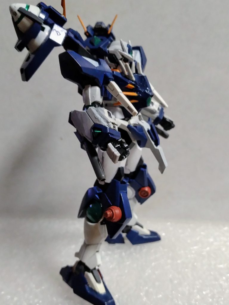 腕には小型GNキャノン収納に困って肩の前にGNサーベル