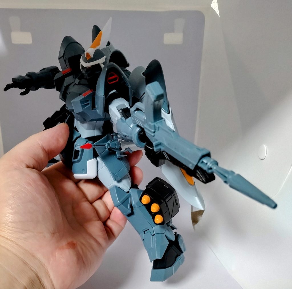 アクションベースの代わりに手で支えているのはご愛顧