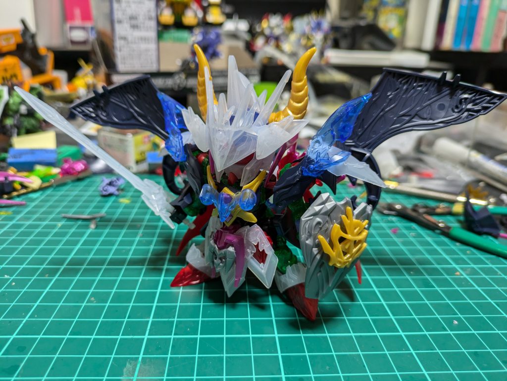 制作途中ダムべ限定セットでウォーロックのクリアを作ったんですが、ストライクの方がちょっとそのままだと面白みがなかったので余ったウォーロックの部品と合わせて作りました。難しい加工とかは一切やって無い簡単ミキシングですが、大分うまく纏まったと思います