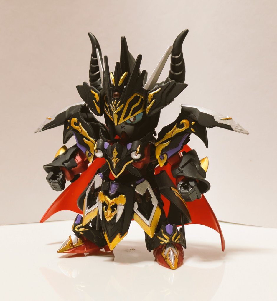 騎士ストライクガンダムとウォーロックイージスの簡単ミキシングで作りました。シールドの持ち手以外は2つのキットのみを使用しています