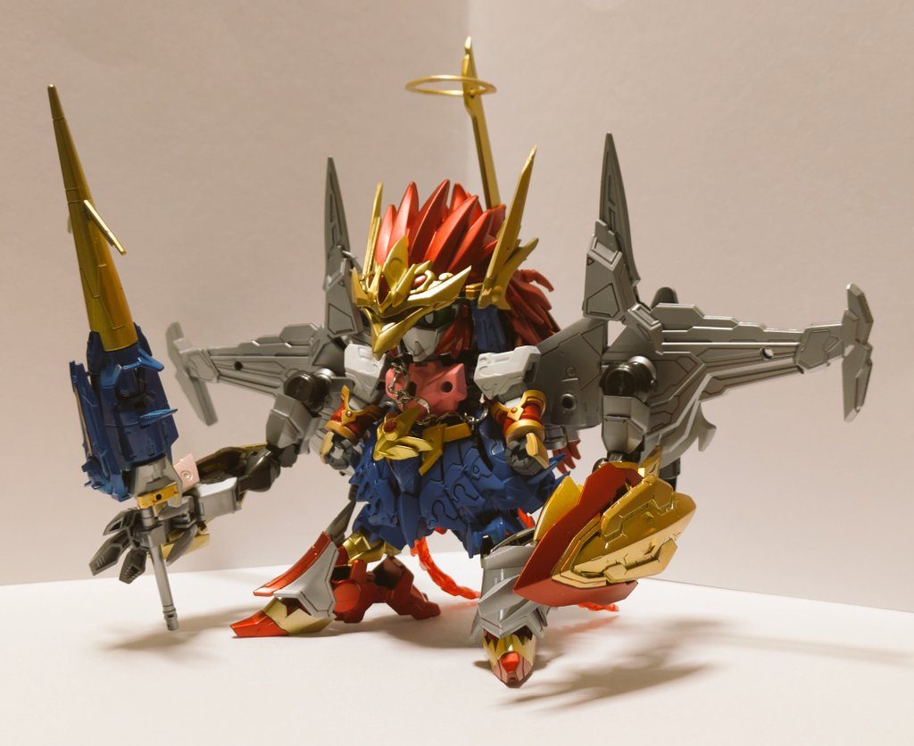 聖フェニックスがヘッドロココのシールを使い天聖合神した姿空を自在に舞い、強力な一撃を繰り出す