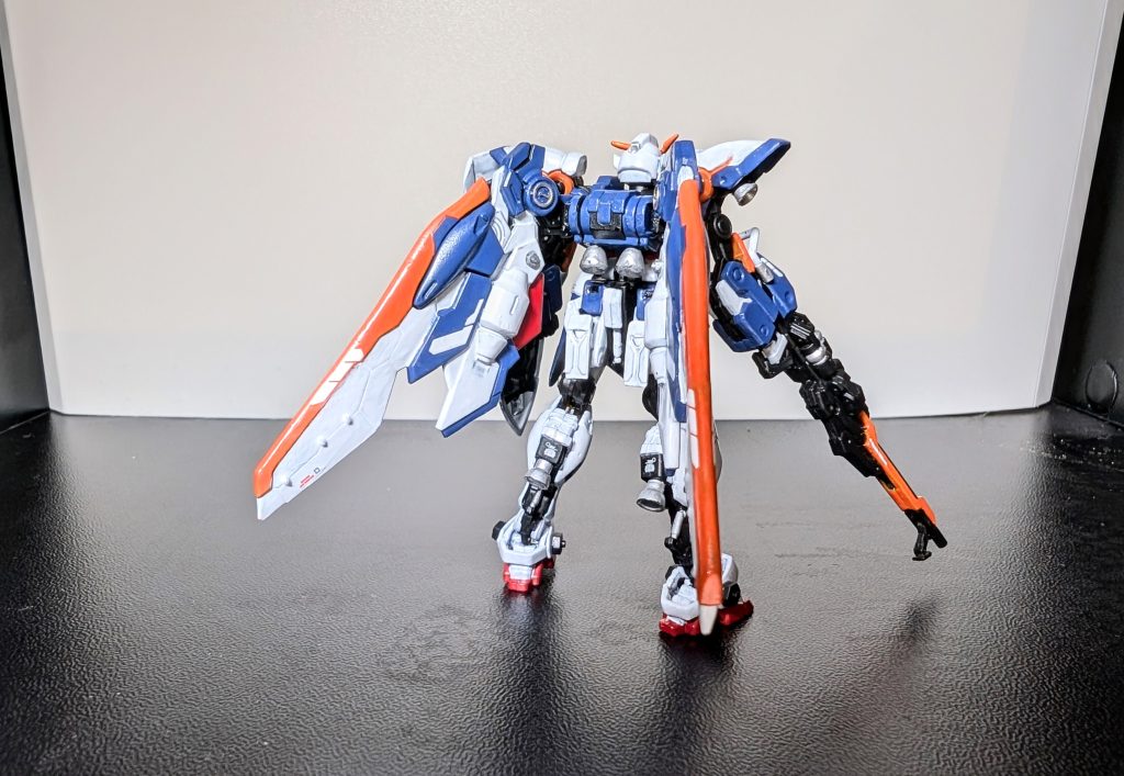 後ろから。今回の為にいくつかデカールを購入したのですが、機体サイズが小さくて結局使えなかった…あと塗料が完全に乾いていなかったからか、マークセッターを塗布した時にすこし色が浮いてきて焦りました。