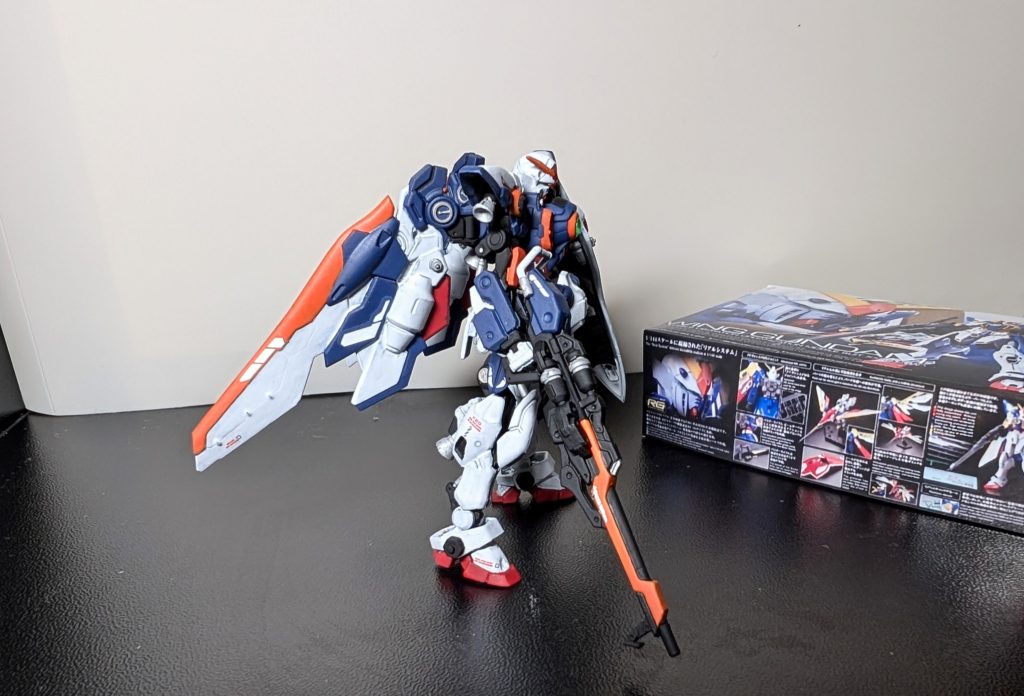 横から。本来イエローとブルー、ホワイトの明るい色合いですが、オレンジに変更し暗めの配色にしました。バーニア等のシルバーはつや消しを吹いたら灰色になってしまった、いつも対策するのを失念します。