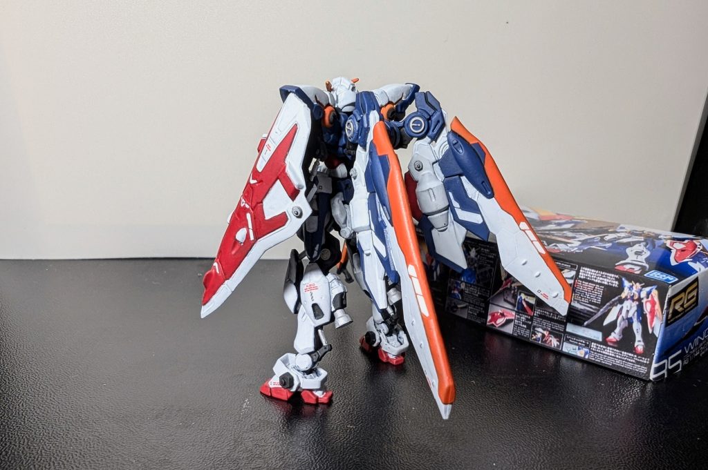 素材がABS樹脂ということで破損が怖かったので、初めてサフも塗料もトップコートも水性に揃えました。シルバー部分のみエナメル塗料を使用しています。エナメル塗料、はみ出てもエナメル溶剤できれいに拭き取れるうえ、希釈を気遣わなくてもムラなく筆塗りできて使い勝手の良い素材だなと思いました。