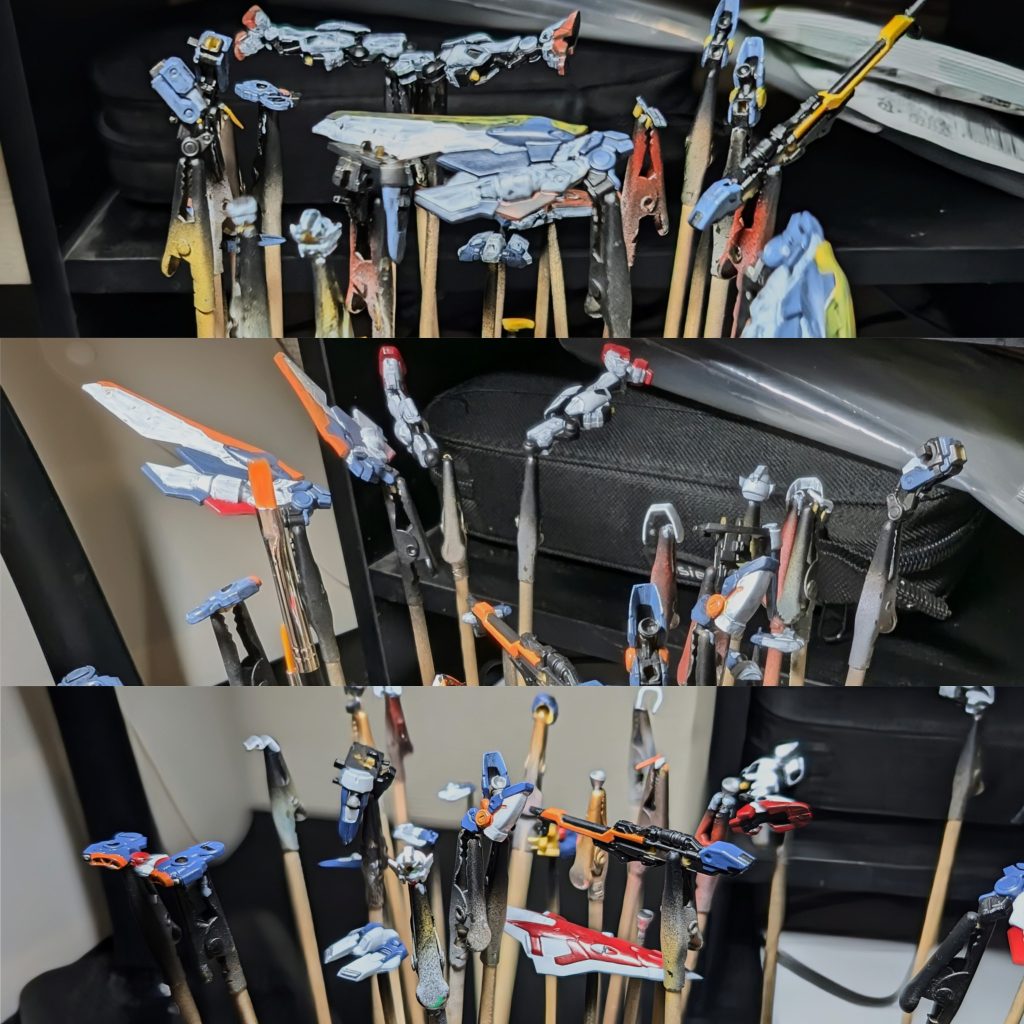 塗装過程水性ホビーカラーを1.7倍ほどに希釈して塗布→半日乾燥を3回繰り返しました。ホワイトは下地が黒の関係で透けてしまい不安でしたが、3層目である程度綺麗になってくれて助かった…やはり水性筆塗りはシャバシャバな塗料で、根気強く重ねるのが正解のようです。