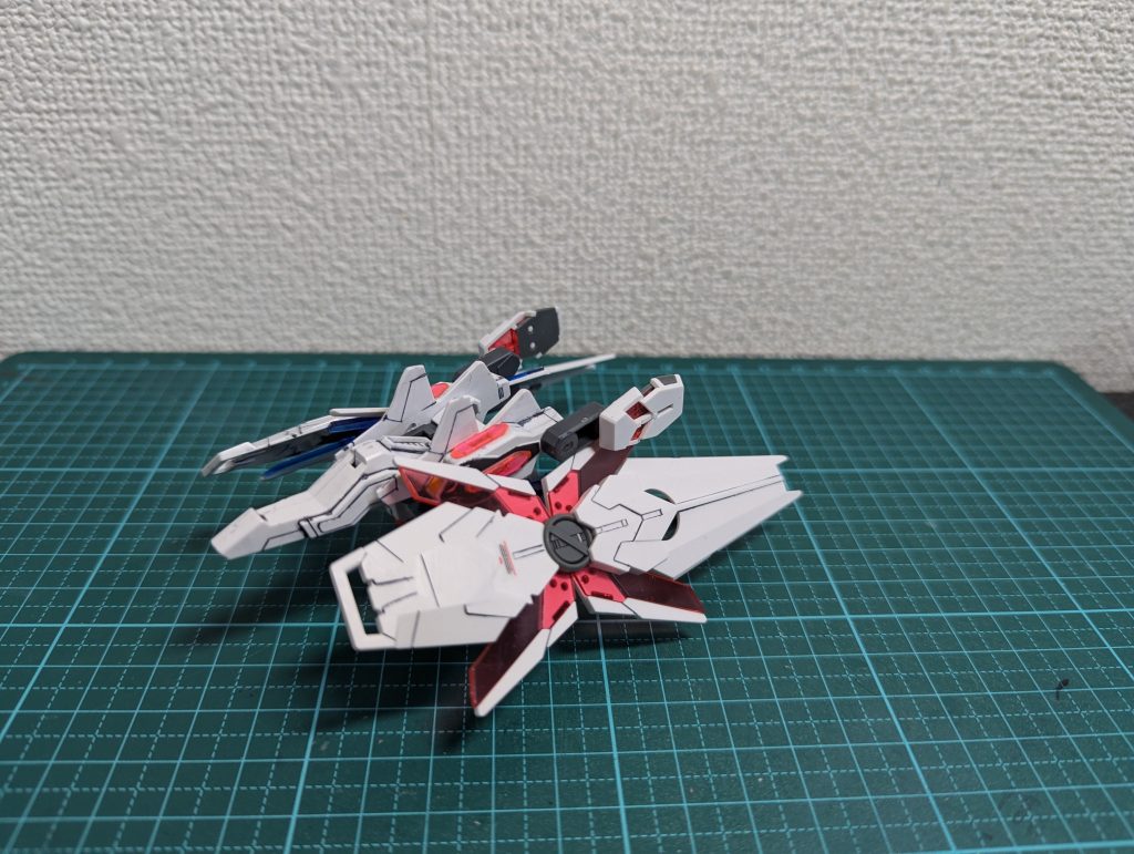 バックパックにはエアリアルから着想を得たシールドファンネル的なのを2機付けています。