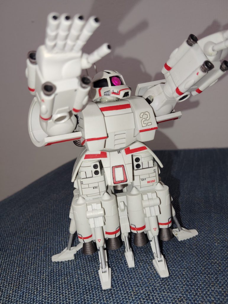 肩関節、腰回りはポリキャップに変更してます指もキットのままだと見栄えが悪いので全て切断してアルミ線にプラパイプを通して自作しましたちなみに下半身のバーニアを作成中に1つ紛失してしまったので全てコトブキヤのバーニアに変更する羽目に…