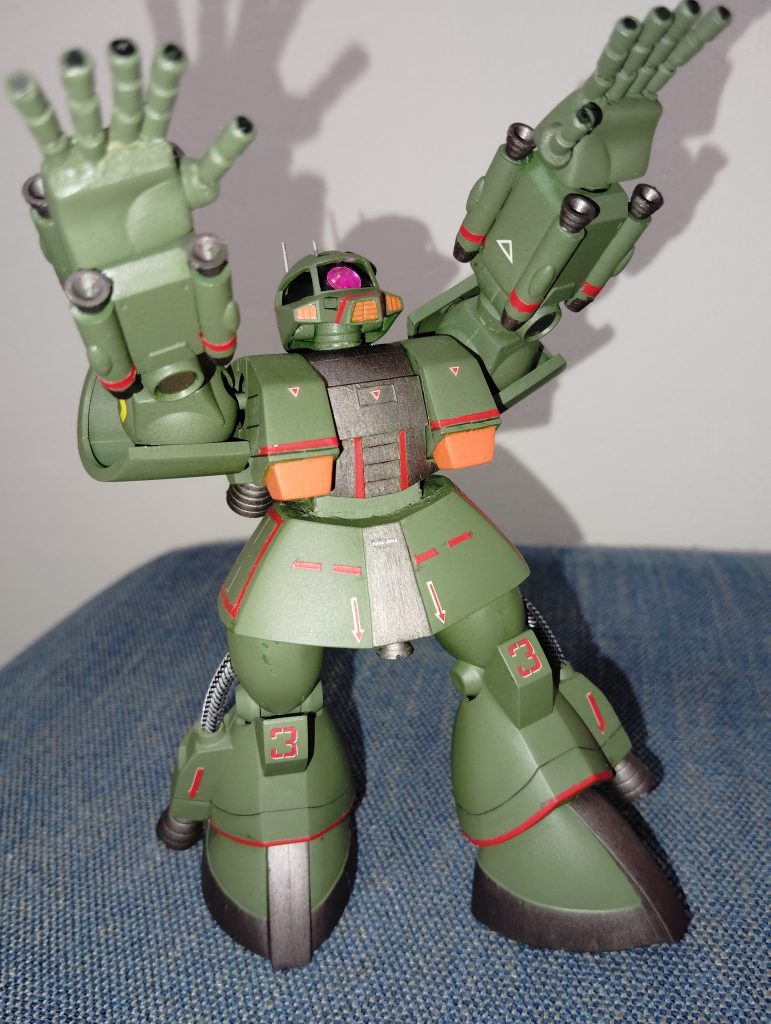 肩関節、腰回り、股関節、足首をポリキャップに変更それに伴い腰と足首を延長してます指もキットのままだと見栄えが悪いので全て切断してアルミ線にプラパイプを通して自作しました