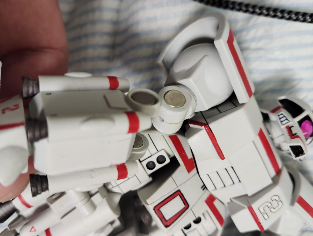 肘関節は有線式の五連装メガ粒子砲を再現するためにネオジム磁石で取り外し可能にしました磁石4個使用してるので保持力もそれなりにあります