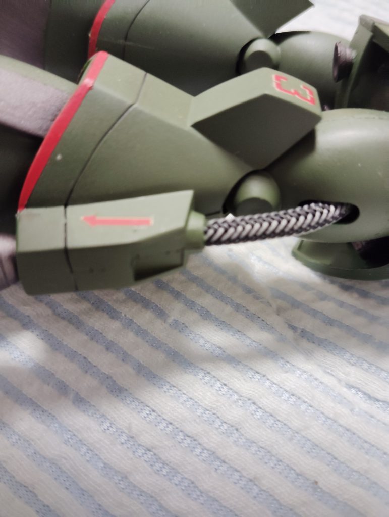 足の動力パイプは100均で見つけたスマホ充電用のケーブルに変更