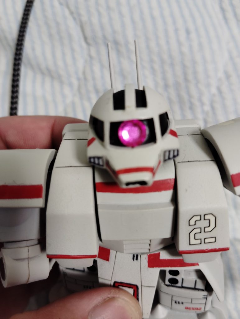 モノアイはセリアの手芸コーナーで見つけたものを貼り付け