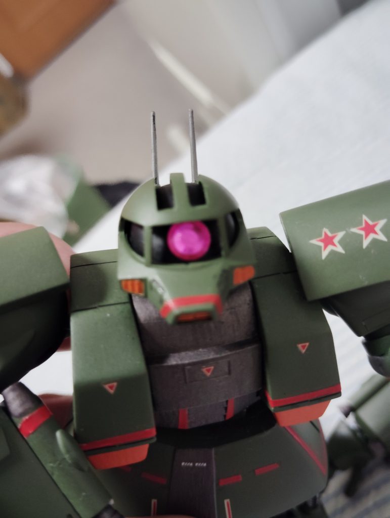 モノアイはセリアの手芸コーナーで見つけたものを貼り付け