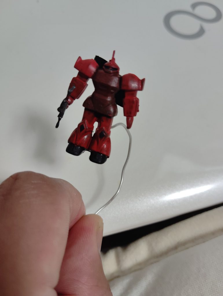 小さいゲルググは筆塗りでテキトーに頭の角は別パーツで、しかも接着剤で着ける必要があるので苦労しましたw