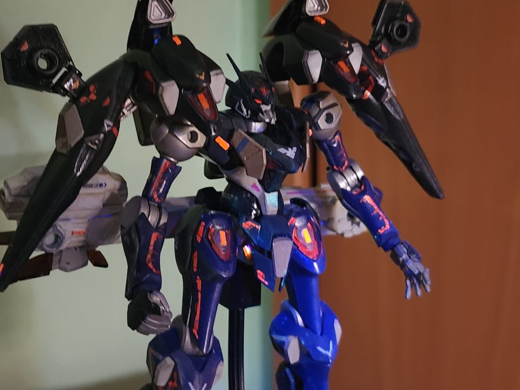 各所のユニットは蛍光塗料を使い、市販の蛍光塗料に反応するデカールを追加で使ったのでブラックライトで全身各所光ります。