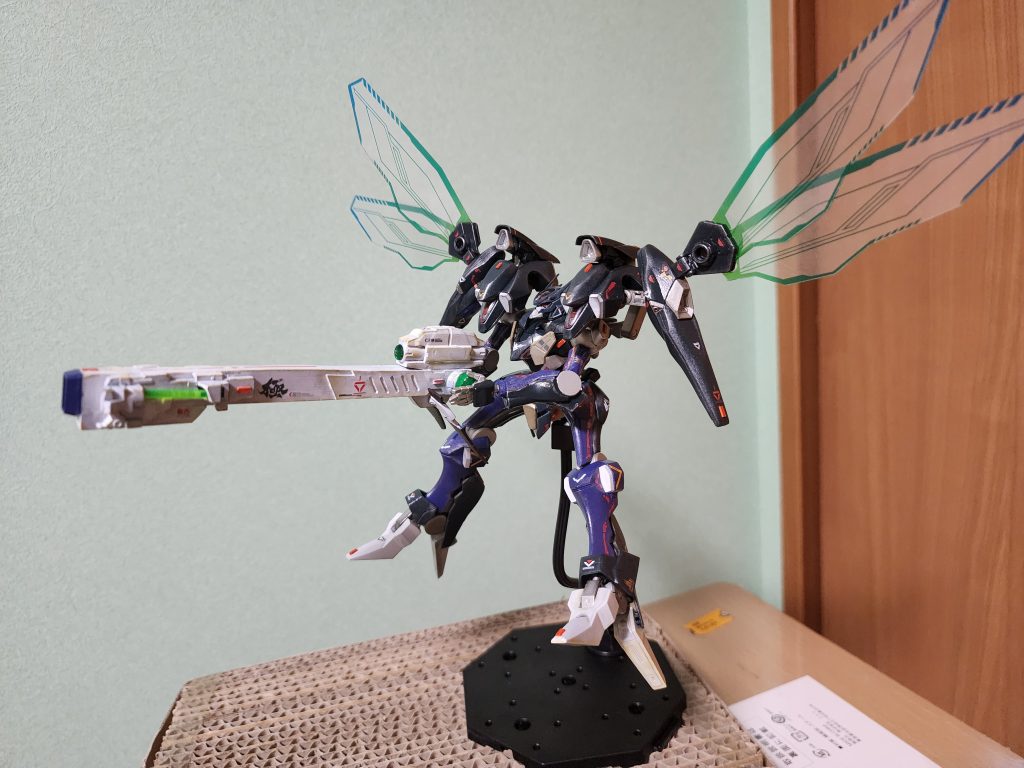 そこでキャノン砲をガンビットシステムを応用し独立武装とすること。これにより初撃で大ダメージを与えたあとは自立で戦闘区域から離脱両肩のリフレクターもパージすれば本来の機体重量に戻るので機動性との両立を実現