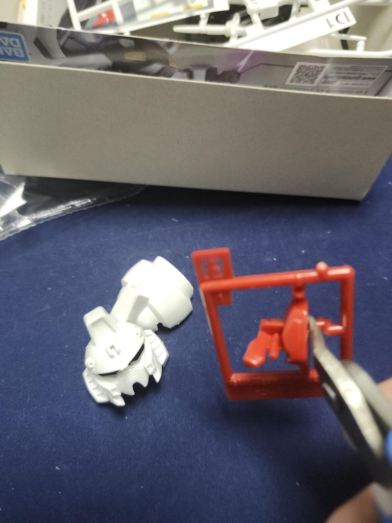 するとモデラーは、わかりましたとガンプラを少年へと手渡した。ガンプラを受け取った少年は「ぼくが作ってあげるからねと」とνガンダムの頭を作り始めると自然に拍手が巻き起こった。