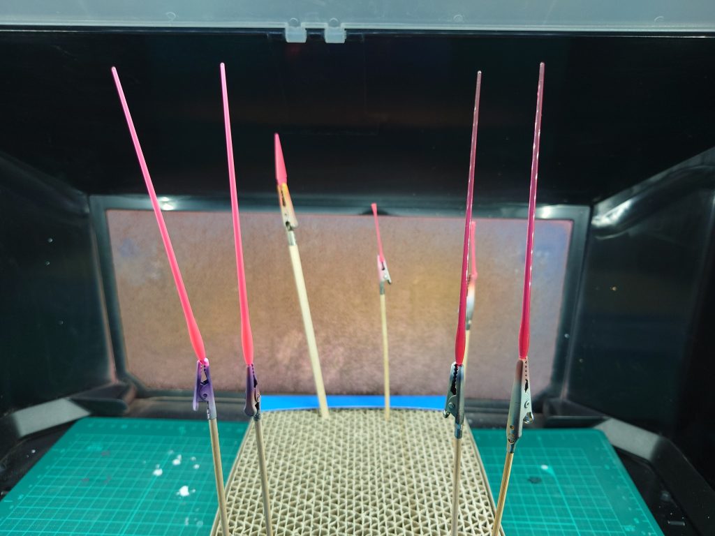 ビームサーベルはつや消しとホワイトを混ぜて塗装(C)蛍光ピンク:ホワイト:つや消し=1:数滴:1左2本が塗装後、右2本が未塗装次はもう少しホワイト混ぜて&グラデーション塗装してみようかな。