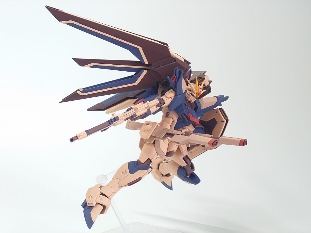 舞台が夜の戦闘で、かつ市街地の炎に照らされているため、全体的に暗く赤みがかったカラーになっています。劇画の色味にそのまま合わせて塗装すると、暗すぎて立体にした時にメリハリがなくなる気がしたので、気持ち明るめの色を選定しています。ホワイト部は中々イメージ通りの塗料がなくて色々試しました(赤みがかったベージュって意外とない…)。レッド部は当初朱色にしようかと思いましたが、思いがけずナチュラルブラウンが鮮やかだったので選定しました。